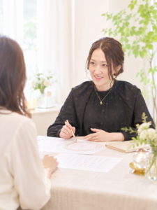 嶽村かおり先生の鑑定の様子